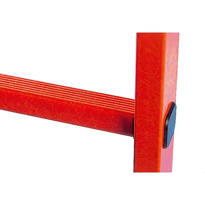 Zarges Steigleiter Schachtleiter 300mm lichte Breite GFK, 4 Sprossen - Anzahl Tritte: 4 Stk., Kunststoff - Nahaufnahme einer roten Glasfaserleiter, die eine geriffelte Stufe und ein Seitenholm mit schwarzer Kappe zeigt.