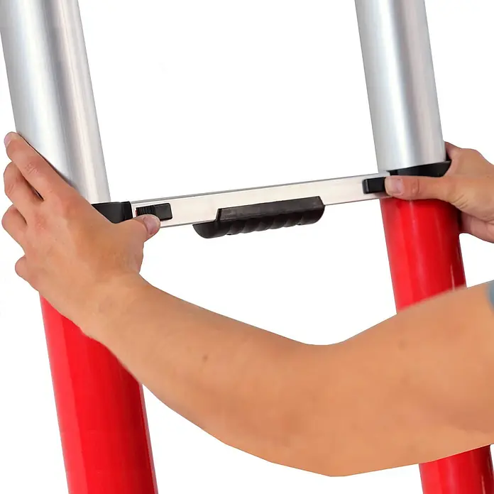 Altrex Teleskopleiter Teleskopleiter Smart Up Go 11 Sprossen - Anzahl Tritte: 11 Stk., Arbeitshöhe: 4.200 m, Aluminium - Hände verstellen den Verriegelungsmechanismus einer rot-silbernen Leiter.