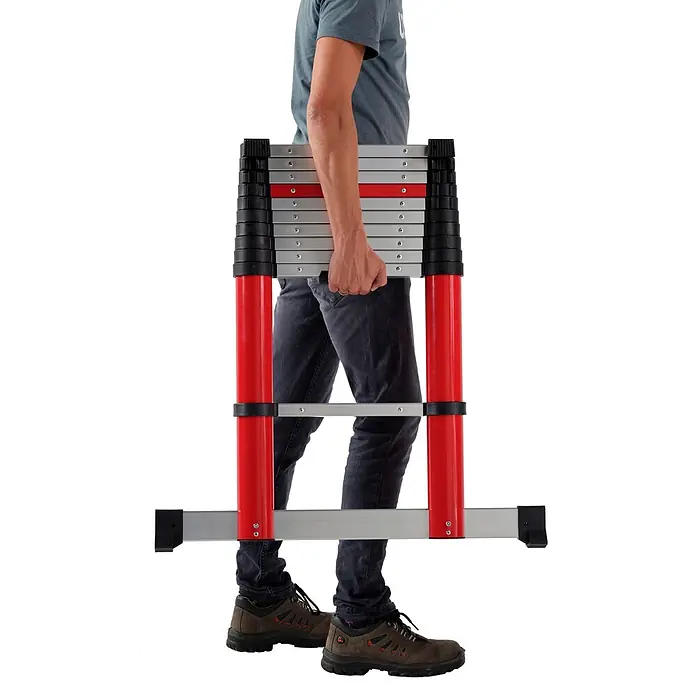 Altrex Teleskopleiter Teleskopleiter Smart Up Go 11 Sprossen - Anzahl Tritte: 11 Stk., Arbeitshöhe: 4.200 m, Aluminium - Person trägt eine zusammengeklappte rot-silberne Teleskopleiter, was ihre Kompaktheit zeigt.