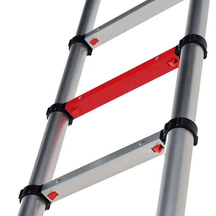 Altrex Teleskopleiter Teleskopleiter Smart Up Go 11 Sprossen - Anzahl Tritte: 11 Stk., Arbeitshöhe: 4.200 m, Aluminium - Nahaufnahme einer silbernen Teleskopleiter mit schwarzen Gelenken und roten Verriegelungen.