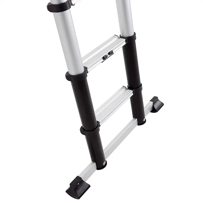 Altrex Teleskopleiter Teleskopleiter Smart Up Pro 13 Sprossen - Anzahl Tritte: 13 Stk., Arbeitshöhe: 4.800 m, Aluminium - Nahaufnahme einer silbernen Teleskopleiter mit schwarzen Verbindern und rutschfesten Füßen.