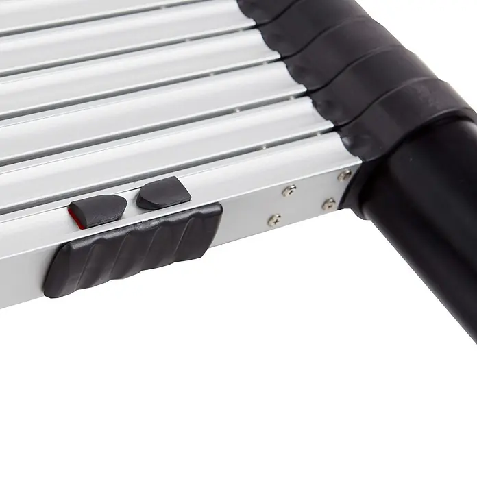 Altrex Teleskopleiter Teleskopleiter Smart Up Pro 13 Sprossen - Anzahl Tritte: 13 Stk., Arbeitshöhe: 4.800 m, Aluminium - Nahaufnahme eines silbernen Teleskopleiter-Abschnitts aus Aluminium mit schwarzen Sicherheitsverschlüssen und Kunststoffteilen.