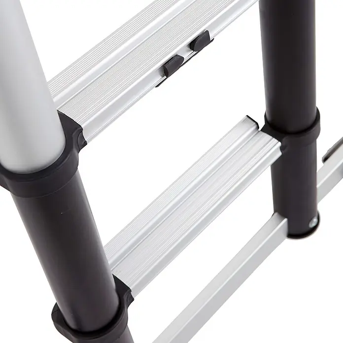 Altrex Teleskopleiter Teleskopleiter Smart Up Pro 13 Sprossen - Anzahl Tritte: 13 Stk., Arbeitshöhe: 4.800 m, Aluminium - Detail einer Teleskopleiter mit silbernen Sprossen und schwarzen Sicherheitsverbindern.