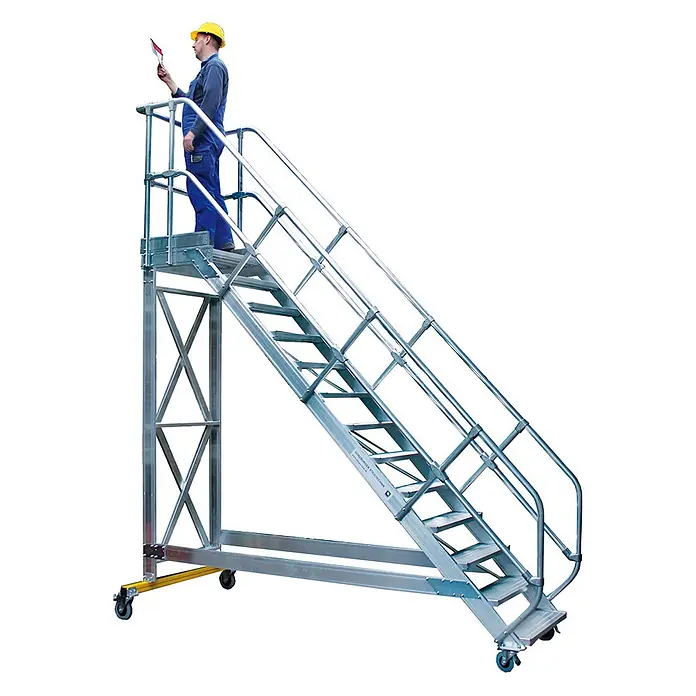 Munk Treppenpodest Plattformtreppe fahrbar 45° Stufenbreite 800mm 4 Stufen - Anzahl Tritte: 4 Stk., Aluminium - Mobile Aluminium-Arbeitsbühne mit Geländern und Rädern für erhöhten Zugang. Ein Arbeiter steht darauf.