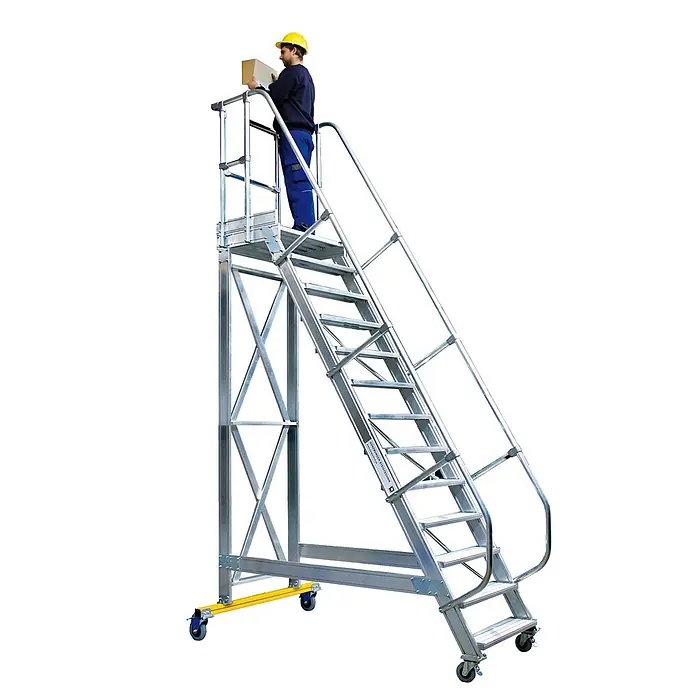 Munk Treppenpodest Plattformtreppe fahrbar 60° Stufenbreite 1000mm 10 Stufen - Anzahl Tritte: 10 Stk., Aluminium - Mobile Arbeitsplattform aus Aluminium mit Treppe und Geländern, ein Arbeiter steht oben und hält einen Karton.