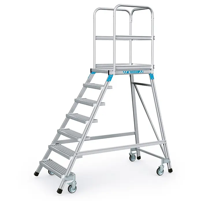 Zarges Treppenpodest Podestleiter fahrbar mit 7 Stahl-Giterrost-Stufen - Anzahl Tritte: 7 Stk., Aluminium - Silberne Aluminium-Arbeitsplattform auf Rollen mit Treppe und Geländer.