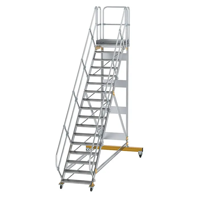 Munk Treppenpodest Plattformtreppe fahrbar 45° Stufenbreite 800mm 17 Stufen - Anzahl Tritte: 17 Stk., Aluminium - Silberne, mobile Zugangsleiter mit Handläufen und gelbem Rollfuß.