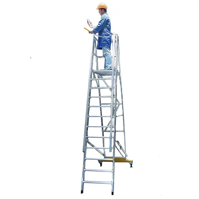 Munk Treppenpodest Podestleiter fahrbar mit schmaler Traverse 14 Stufen - Anzahl Tritte: 14 Stk., Arbeitshöhe: 5.250 m, Aluminium - Hohe, mobile Arbeitsbühne aus Aluminium mit einem Arbeiter mit Schutzhelm, der Werkzeuge benutzt.