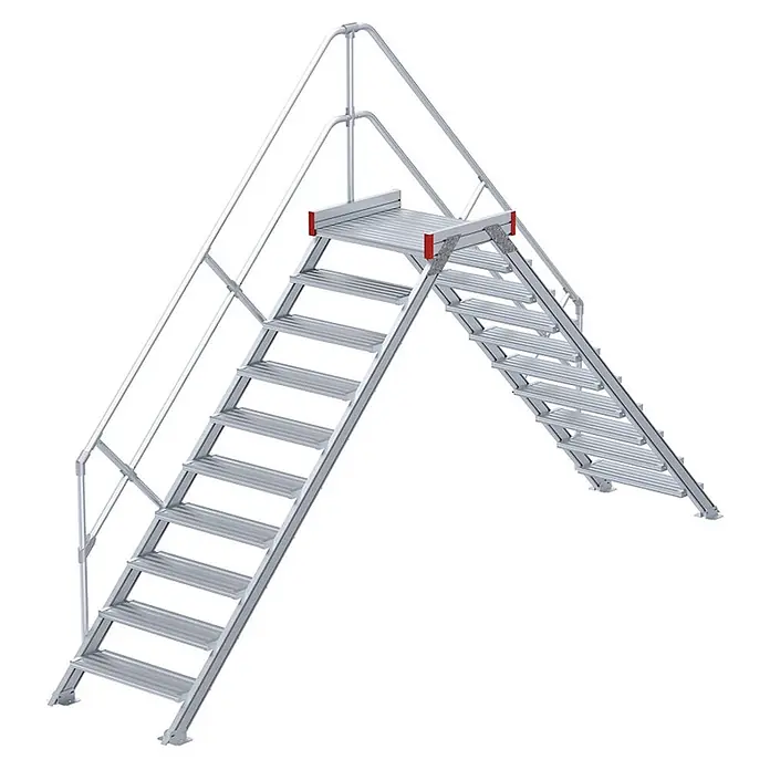 Euroline Treppenpodest 512 Überstieg 45° 600mm Stufenbreite 2x10 Stufen Alu gerieft -  - Silberne Aluminium-Industrieüberführungsleiter mit Geländern und Mittelpodest für sicheren Zugang.