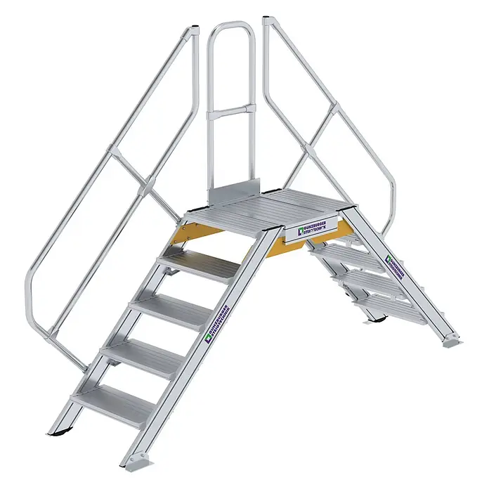 Munk Treppenpodest Überstieg 45° inkl. einen Handlauf, Stufenbreite 600mm, 2x5 Stufen -  - Silberne Aluminium-Arbeitsplattform mit zwei Treppen, einer zentralen Plattform und Handläufen.