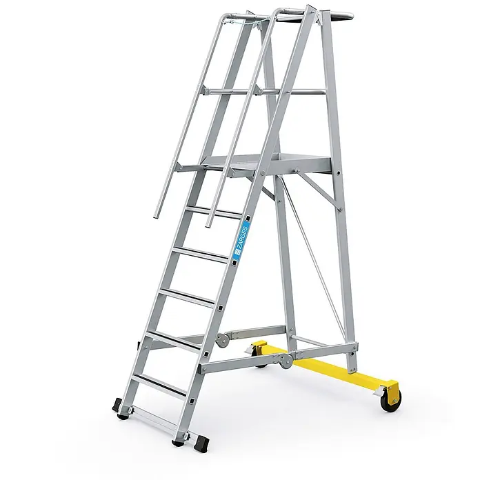 Zarges Treppenpodest fahrbare Podestleiter ZAP Safemaster Plus S klappbar 6 Stufen - Anzahl Tritte: 6 Stk., Aluminium - Mobile Arbeitsplattform aus silbergrauem Aluminium mit stabiler Plattform, Handläufen und gelbem Rollfuß zum einfachen Versetzen.