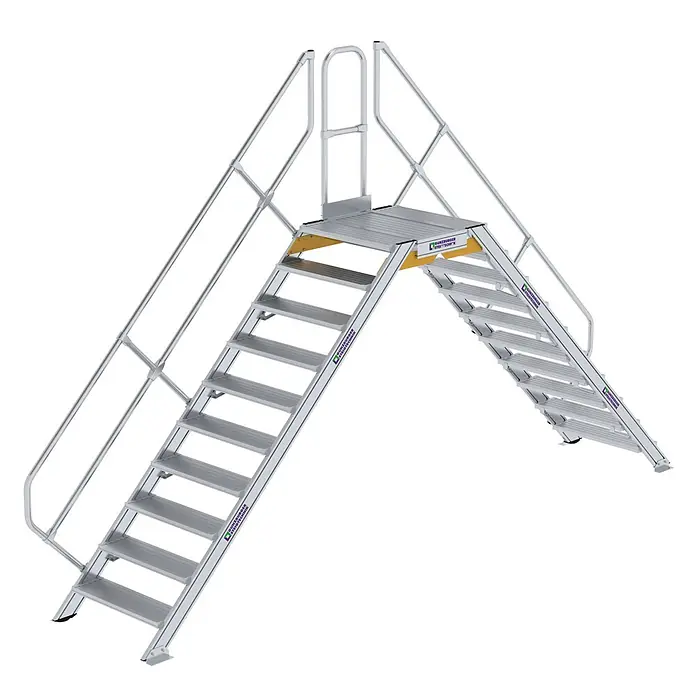 Munk Treppenpodest Überstieg 45° inkl. einen Handlauf, Stufenbreite 800mm, 2x10 Stufen -  - Beidseitig begehbare Industrietreppe aus silberfarbenem Aluminium mit Geländern und Mittelpodest.