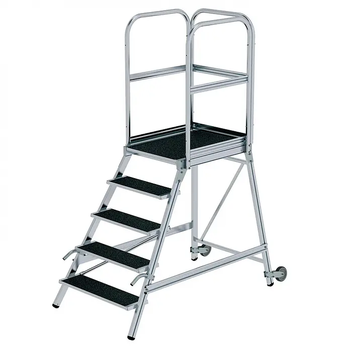 Munk Treppenpodest Podestleiter mit Rollen und Griff R13 Korund 5 Stufen - Anzahl Tritte: 5 Stk., Arbeitshöhe: 3.200 m, Aluminium - Silberne Aluminium-Arbeitsplattform mit schwarzen Antirutsch-Stufen, Handläufen und Rollen.