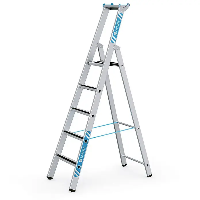 Zarges Stehleiter gebördelte Stufen-Stehleiter R13step S 5 Stufen - Anzahl Tritte: 5 Stk., Arbeitshöhe: 3.350 m, Aluminium - Silberne Aluminium-Klappleiter mit schwarzen Anti-Rutsch-Stufen und blauem ZARGES-Branding, geöffnet und einsatzbereit.