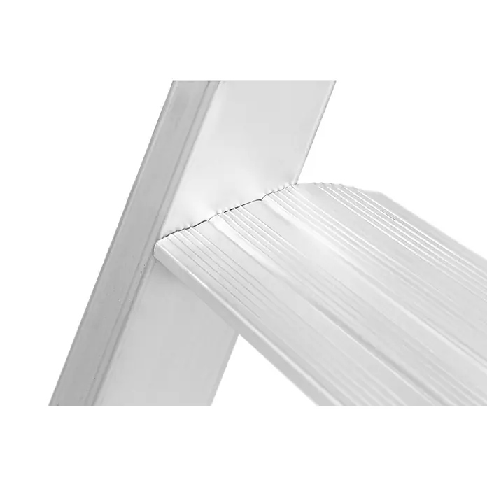 Hymer Stehleiter Stufenstehleiter eloxiert 2x4 Stufen - Anzahl Tritte: 4 Stk., Arbeitshöhe: 2.420 m, Aluminium - Nahaufnahme einer silberfarbenen, metallischen Leiterstufe mit geriffelter Oberfläche und Verbindung zur Seitenstrebe.