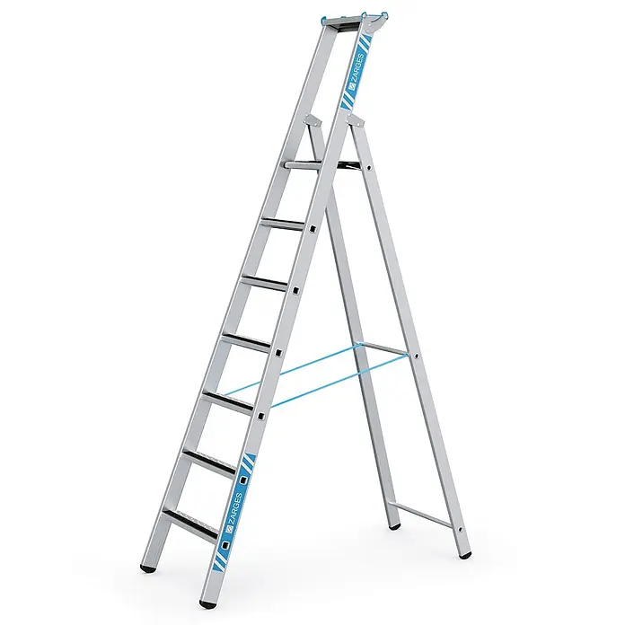 Zarges Stehleiter gebördelte Stufen-Stehleiter R13step S 7 Stufen - Anzahl Tritte: 7 Stk., Arbeitshöhe: 3.850 m, Aluminium - Silberne Aluminium-Stehleiter mit schwarzen Anti-Rutsch-Tritten und blauen Akzenten.