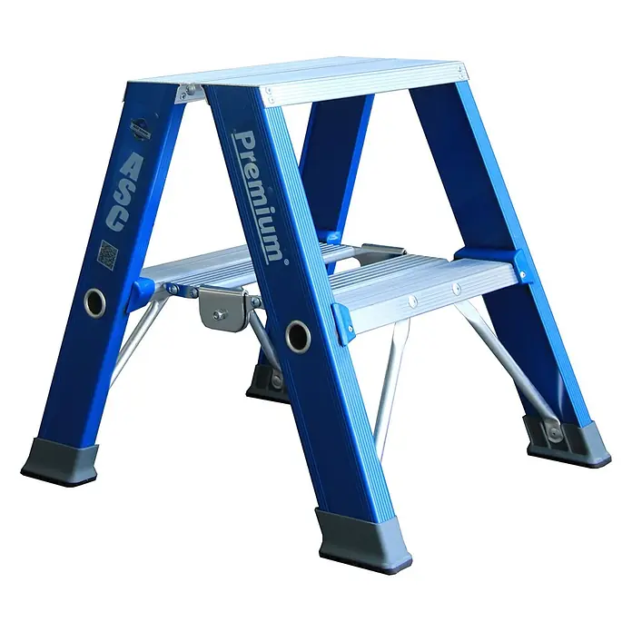 ASC Stehleiter Premium- Stufenstehleiter DT-2 2x2 Stufen mit 2,50m Arbeitshöhe - Anzahl Tritte: 2 Stk., Arbeitshöhe: 2.500 m, Aluminium - Blauer Aluminium-Klapphocker mit 2 Stufen, silbernen Riffeltritten und grauen rutschfesten Füßen.