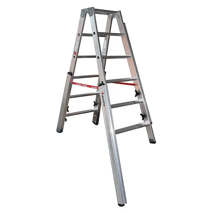Euroline Stehleiter Premium 30578 Stufentreppenstehleiter 2x6 Stufen - Anzahl Tritte: 6 Stk., Arbeitshöhe: 2.950 m, Aluminium - Silberne Aluminium-Stehleiter mit roten Sicherheitsgurten und schwarzen Füßen, in einer teilweise ausgezogenen oder verstellbaren Konfiguration dargestellt.