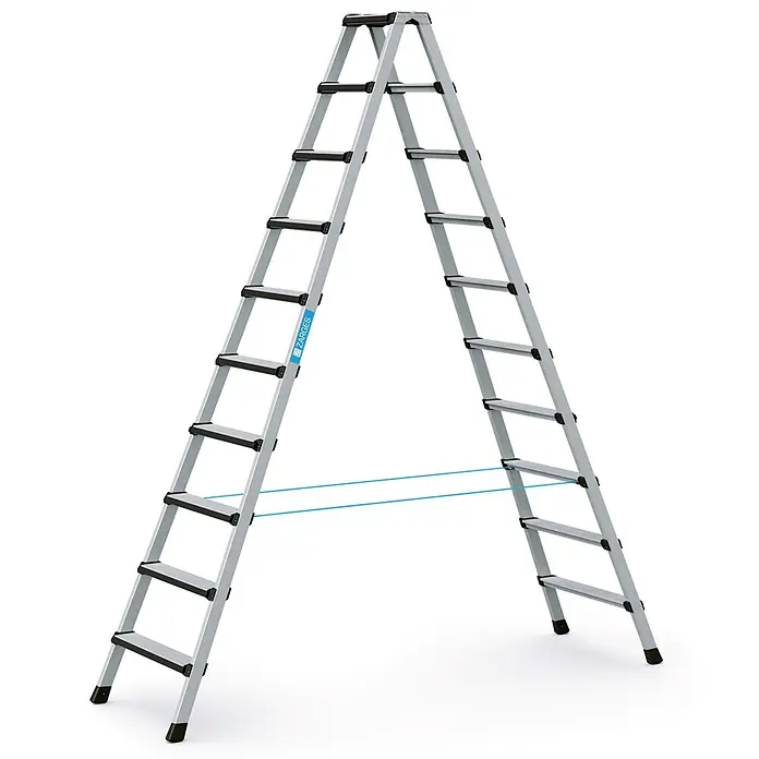 Zarges Stehleiter Comfortstep B Stehleiter mit gepolsterter Stufen-Vorderkante 2x10 Stufen - Anzahl Tritte: 10 Stk., Arbeitshöhe: 3.800 m, Aluminium - Silberne Aluminium A-förmige Stehleiter mit schwarzen Stufen und blauen Stabilisierungsseilen.