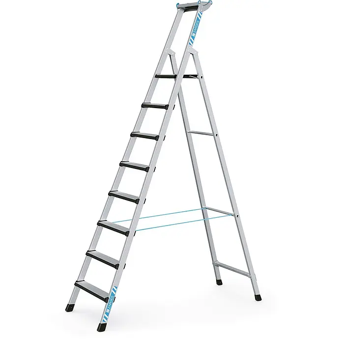 Zarges Stehleiter Comfortstep S gebördelte Stehleiter mit gepolsterter Stufen-Vorderkante 8 - Anzahl Tritte: 8 Stk., Arbeitshöhe: 3.800 m, Aluminium - Silberne Klappstufenleiter mit schwarzen Tritten und blauen Sicherungsseilen.