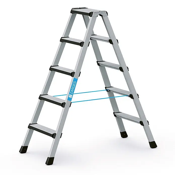Zarges Stehleiter Comfortstep B Stehleiter mit gepolsterter Stufen-Vorderkante 2x5 Stufen - Anzahl Tritte: 5 Stk., Arbeitshöhe: 2.700 m, Aluminium - Doppelseitige Alu-Klappleiter in Silber mit schwarzen Stufen und blauem ZARGES-Etikett.