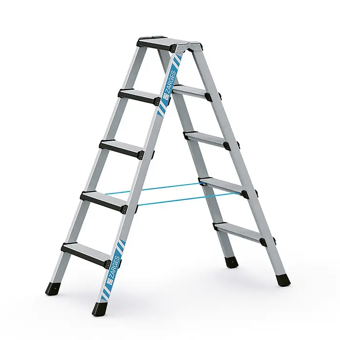Zarges Stehleiter Comfortstep B Stehleiter mit gepolsterter Stufen-Vorderkante 2x5 Stufen - Anzahl Tritte: 5 Stk., Arbeitshöhe: 2.700 m, Aluminium - Silberne Aluminium-Klappleiter mit schwarzen, rutschfesten Stufen und blauem ZARGES-Branding, gesichert durch blaue Seile.