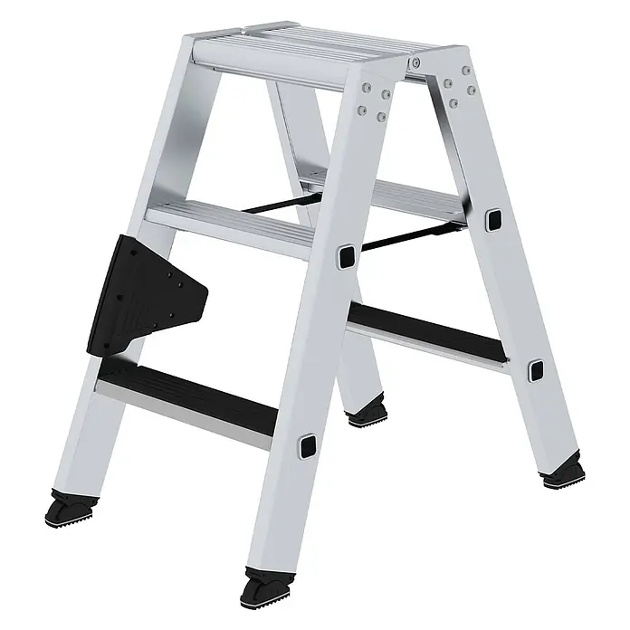 Munk Stehleiter Stehleiter beidseitig begehbar mit clip-step 2x3 Stufen - Anzahl Tritte: 3 Stk., Arbeitshöhe: 2.200 m, Aluminium - Silberne Aluminium-Klappleiter mit schwarzen Anti-Rutsch-Stufen und Füßen, geöffnet.