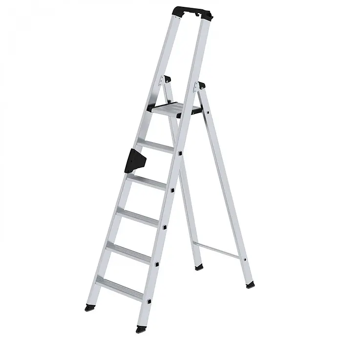 Munk Stehleiter Stehleiter mit ergo-pad 6 Stufen - Anzahl Tritte: 6 Stk., Arbeitshöhe: 3.400 m, Aluminium - Silberne Aluminium-Klappleiter mit schwarzen Anti-Rutsch-Stufen, Plattform und Haltegriff, in A-Form stehend.