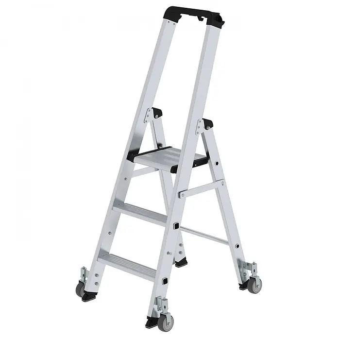 Munk Stehleiter Stehleiter einseitig begehbar mit Rollen 3 Stufen - Anzahl Tritte: 3 Stk., Arbeitshöhe: 2.700 m, Aluminium - Silberne Aluminium-Klappleiter mit schwarzen Akzenten und Rollen für leichte Mobilität.