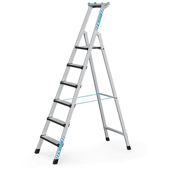 Zarges Stehleiter Comfortstep S gebördelte Stehleiter mit gepolsterter Stufen-Vorderkante 6 - Anzahl Tritte: 6 Stk., Arbeitshöhe: 3.350 m, Aluminium - Silberne Aluminium-Stehleiter mit schwarzen Stufen und blauen Sicherheitsmerkmalen, einsatzbereit.