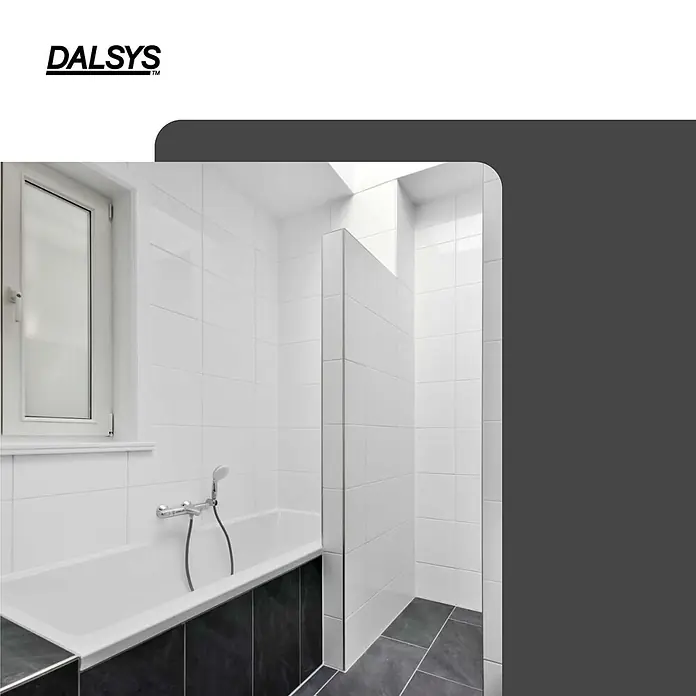 Dalsys Fliesenprofil 2,5m Fliesenschiene 8mm Eckprofil Aluminium Schwarz - Aluminium, Schwarz, 250 x 8 cm - Weiß gefliestes Badezimmer mit Badewanne, Chrom-Duscharmatur und Teilwand, die den Duschbereich abtrennt.