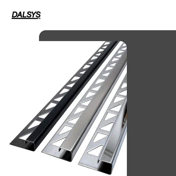 Dalsys Quadroprofil 2,5m Fliesenschiene 12,5mm Eckprofil Quadrat Edelstahl Schwarz - Edelstahl, Schwarz, 1,2 cm - Drei Metallfliesenprofile: ein schwarzes und zwei silberne, mit dreieckigen Perforationen zur sicheren Befestigung.