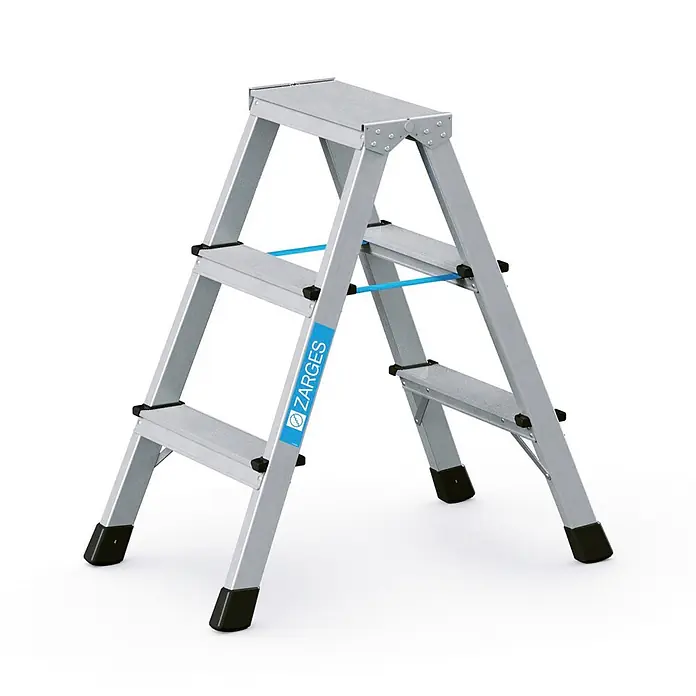 Zarges Stehleiter genietete Stehleiter eloxiert XLstep B 2x3 Stufen - Anzahl Tritte: 3 Stk., Arbeitshöhe: 2.250 m, Aluminium - Silberne Aluminium-Klappleiter mit schwarzen rutschfesten Füßen und blauen Spreizsicherungen, mit ZARGES Logo.