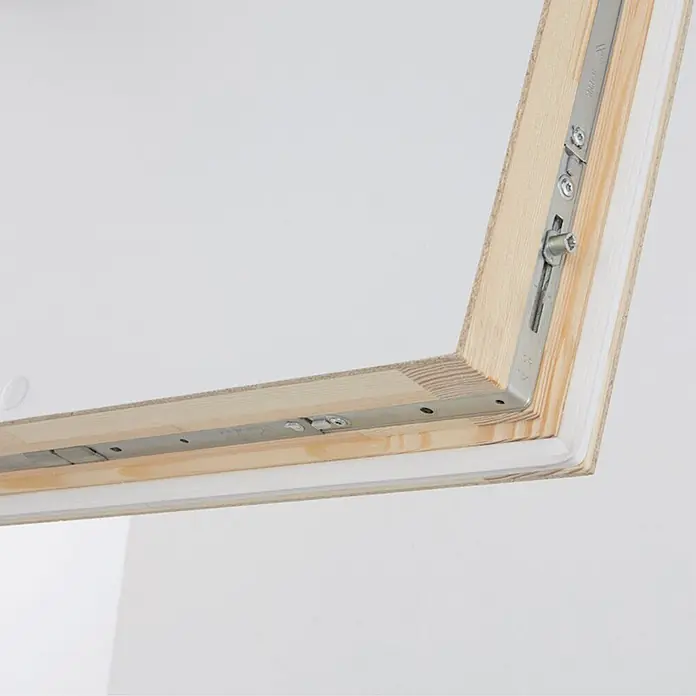 Roto Bodentreppe Bodentreppe Designo bis 280cm Raumhöhe 120x60cm Rohbaumaß -  - Helle Holzrahmen-Ecke mit integrierten Metallbeschlägen.
