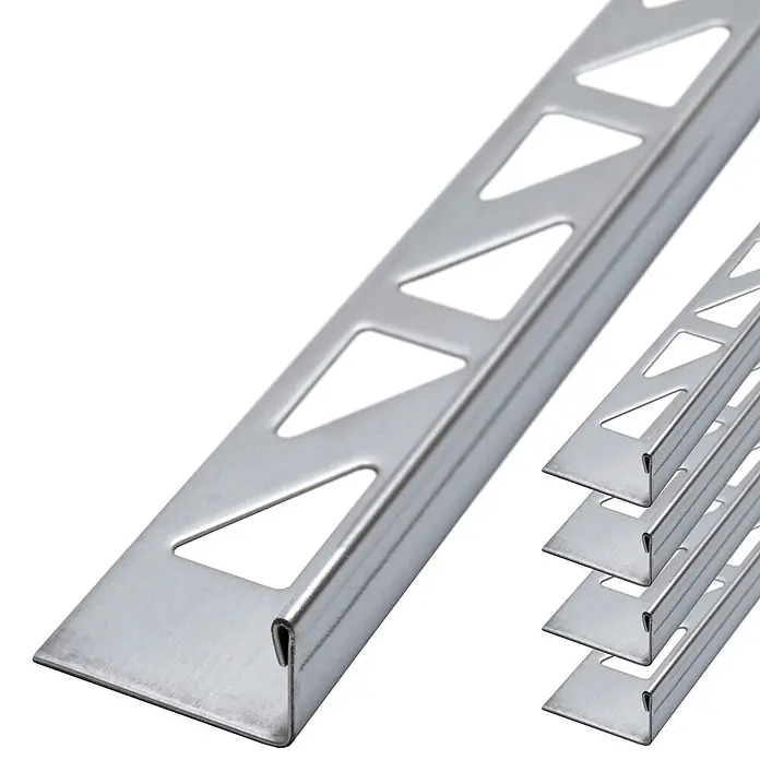 Dalsys Fliesenprofil 5x L-Profil Fliesenschiene 2,5m x 12,5mm Winkelprofil Edelstahl Poliert - Edelstahl, Silber - Gebürstetes silbernes Metallfliesenprofil mit dreieckigen Perforationen. Mehrere Profile sind sichtbar.