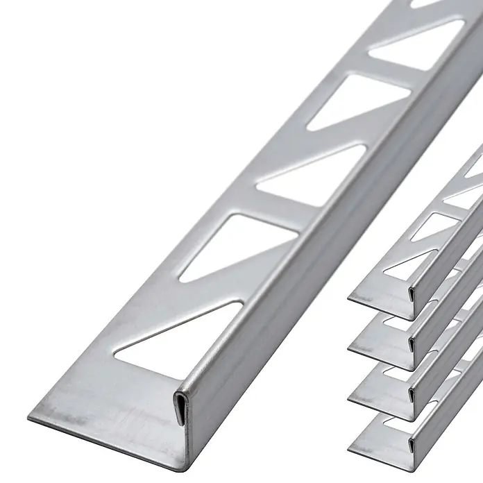 Dalsys Fliesenprofil 5x L-Profil Fliesenschiene 2,5m x 10mm Winkelprofil Edelstahl Gebürstet - Edelstahl, Silber - Silberfarbene Metallfliesenschiene mit dreieckigen Perforationen, mehrere Schienen im Hintergrund gestapelt.