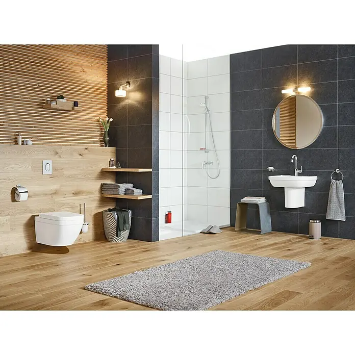 Grohe Essentials WC-Bürstengarnitur - Mit Halterung, Chrom, Glänzend - Elegantes Badezimmer mit schwebendem WC, Waschtisch und Dusche, akzentuiert durch Holz- und Fliesenoberflächen.