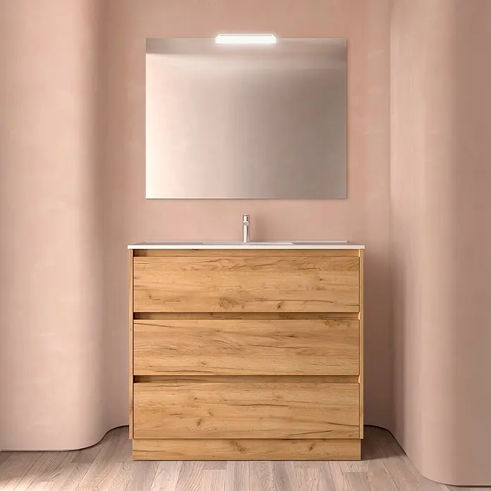 Salgar Badmöbel-Set - Gesamtbreite Badmöbel: 4,5 cm, Braun - Waschtisch aus hellem Holz mit weißer Platte, silbernem Wasserhahn und rechteckigem Spiegel mit Licht vor rosa Wänden.