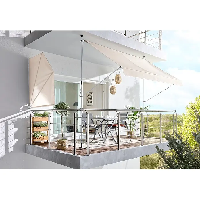 Sunfun Klemmmarkise - Beige, Breite: 3 m, Ausfall: 1,3 m - Cremefarbene Balkonmarkise spendet Schatten über einem Essbereich, gestützt von einer verstellbaren Stange.