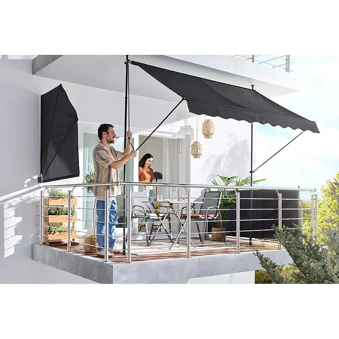Sunfun Sichtschutz Seitenmarkise - Anthrazit, L x H: 300 x 100 cm - Schwarzer Stoff-Balkon-Sonnenschutz wird von einem Mann angepasst.