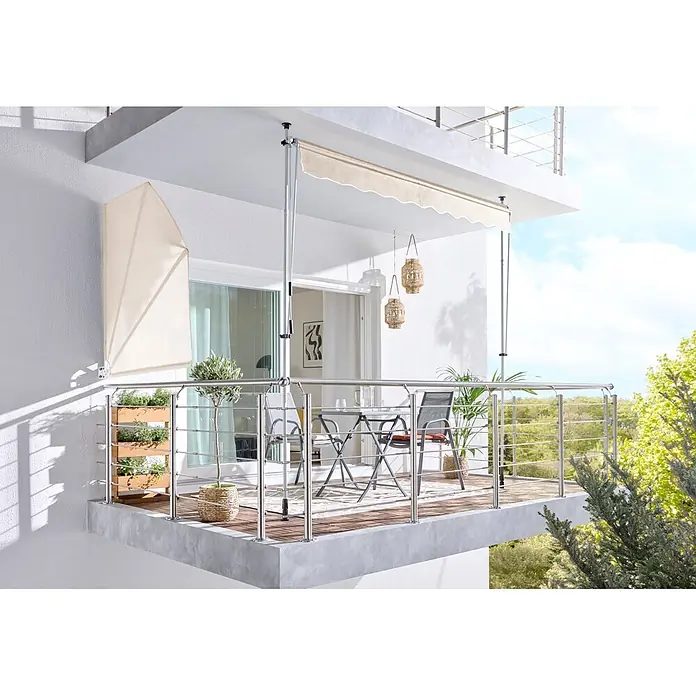 Sunfun Klemmmarkise - Beige, Breite: 3 m, Ausfall: 1,3 m - Balkon mit beiger Markise und Seitenwand, gestützt von Metallstangen und Edelstahlgeländer.