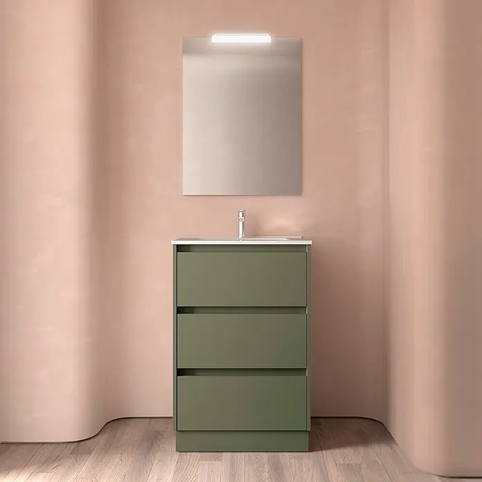 Salgar Badmöbel-Set - Gesamtbreite Badmöbel: 4,5 cm, Grün - Grüner Badezimmerschrank mit weißem Waschbecken, Armatur und beleuchtetem Spiegel vor einer hellrosa Wand.