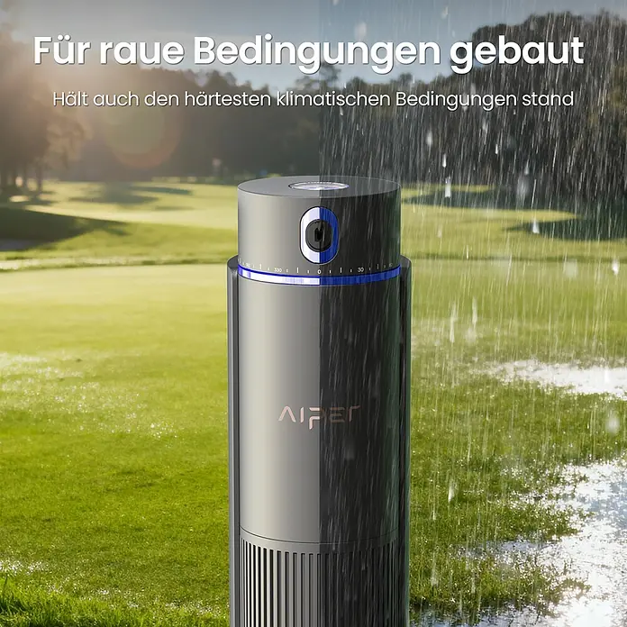 Aiper Bewässerungs-Set Irrisense 2 - Passend für: bis zu 445 m² Rasenfläche - Graues Aifer-Zylindergerät, das im Regen im Freien steht und seine Haltbarkeit unter rauen Bedingungen zeigt.