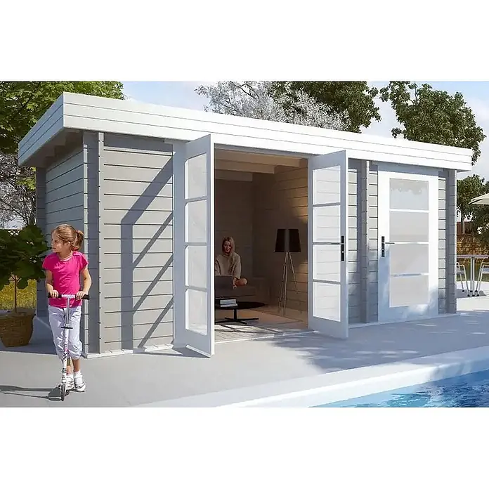 Alpholz Gartenhaus Modern E - Außenmaß inkl. Dachüberstand (B x T): 490 x 340 cm, Holz, Naturbelassen - Grauer Holz-Gartenraum mit weißen Leisten und Doppeltüren, am Pool. Eine Frau arbeitet drinnen, ein Kind spielt draußen.