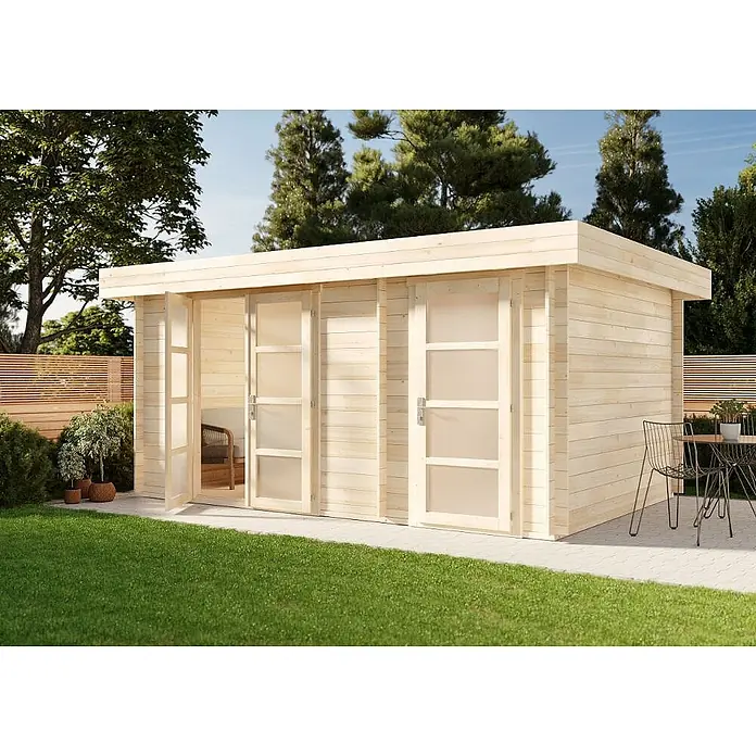 Alpholz Gartenhaus Modern E - Außenmaß inkl. Dachüberstand (B x T): 490 x 340 cm, Holz, Naturbelassen - Moderne, helle Gartenhütte aus Holz mit großen Türen, eine offenbart den Innenraum, auf einer Terrasse neben grünem Rasen.