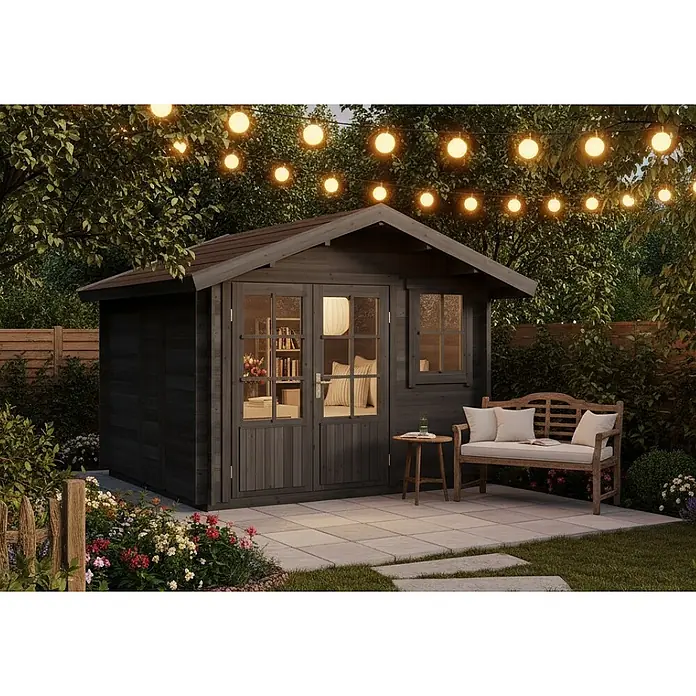 Alpholz Gartenhaus ECO Set Palermo grau - Außenmaß inkl. Dachüberstand (B x T): 331 x 331 cm, Holz, Grau - Ein dunkelgrauer Holzgartenpavillon mit Doppeltüren und einem Fenster, von Lichterketten beleuchtet. Eine Terrasse mit Bank befindet sich davor.
