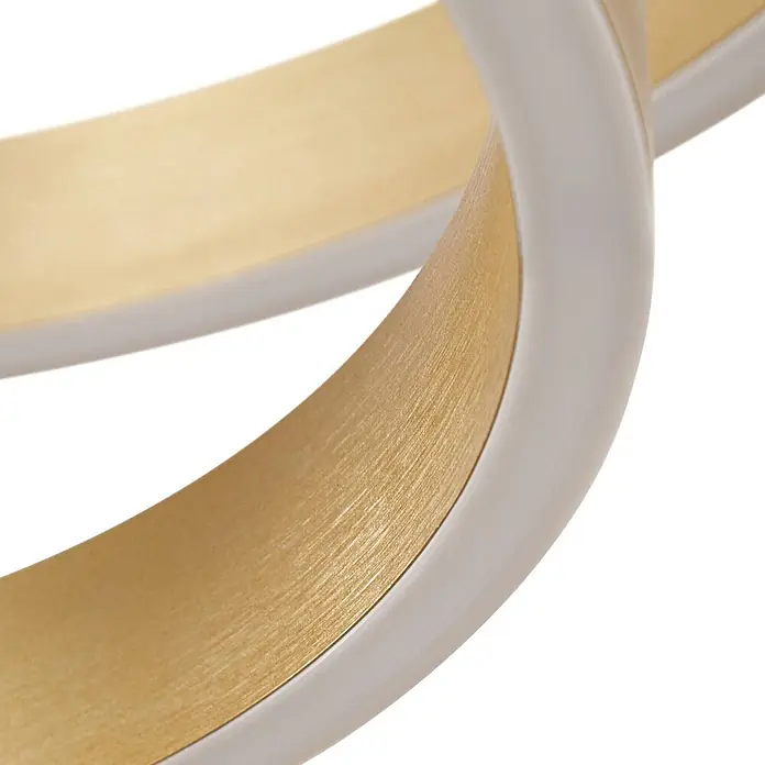 Lucande Pendelleuchte Yonam - L x B x H: 60 x 60 x 4,5 cm, messing / gold, gold, weiß - Nahaufnahme von zwei ineinander verschlungenen, geschwungenen Bändern. Eines ist gebürstetes Gold, das andere glattes Hellgrau.