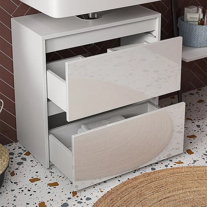 Vicco Badmöbel-Set Majest Weiß 2 Teile - Gesamtbreite Badmöbel: 60,2 cm, Weiß Hochglanz, Glänzend - Weißer Badezimmerschrank mit zwei teilweise geöffneten Schubladen, die eine gesprenkelte und eine cremefarbene kreisförmige Front sowie Stauraum zeigen.