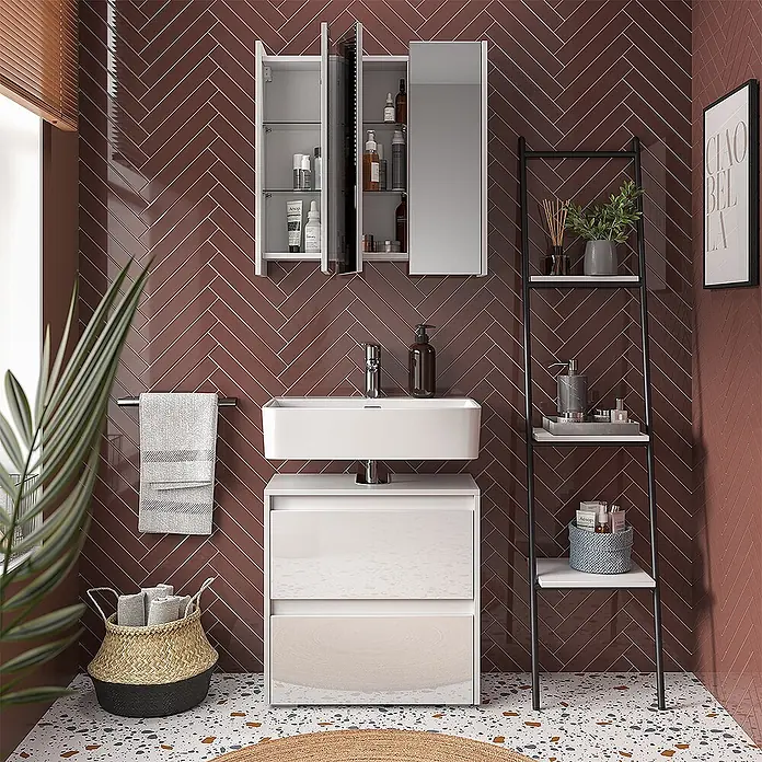 Vicco Badmöbel-Set Majest Weiß 2 Teile - Gesamtbreite Badmöbel: 60,2 cm, Weiß Hochglanz, Glänzend - Ein moderner, weißer, glänzender Waschtischunterschrank mit zwei Schubladen in einem stilvollen Badezimmer.