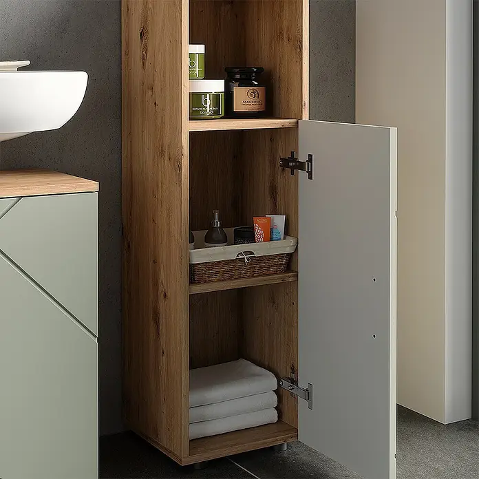 Vicco Badmöbel-Set Irma Salbeigrün 3 Teile - Salbeigrün, Glänzend - Badezimmerschrank aus hellem Holz mit geöffneter hellgrauer Tür, der Regale mit Pflegeprodukten und Handtüchern zeigt.